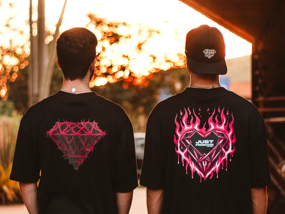 Camisetas e boné da Freedom Store
